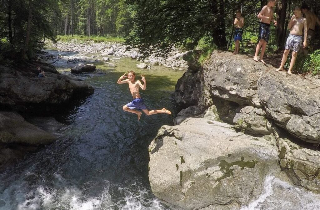 Jugendliche beim Klippensprung im Actioncamp