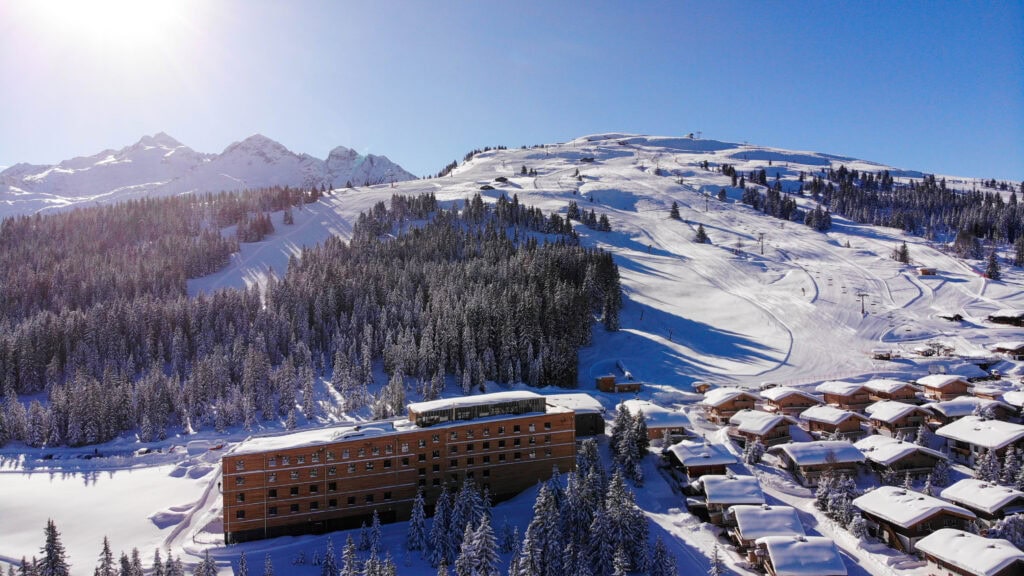 Rückansicht Jugendgästehaus Gerlosplatte mit Blick auf die Lifte der Zillertal Arena