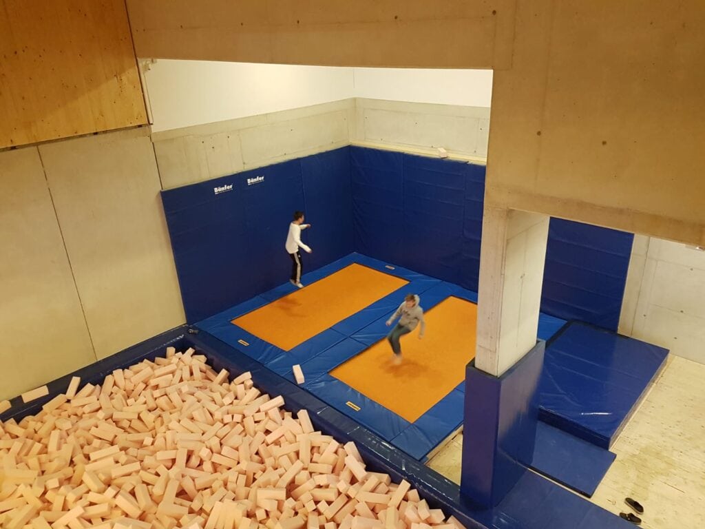 Bodentrampoline mit Schnitzelgrube