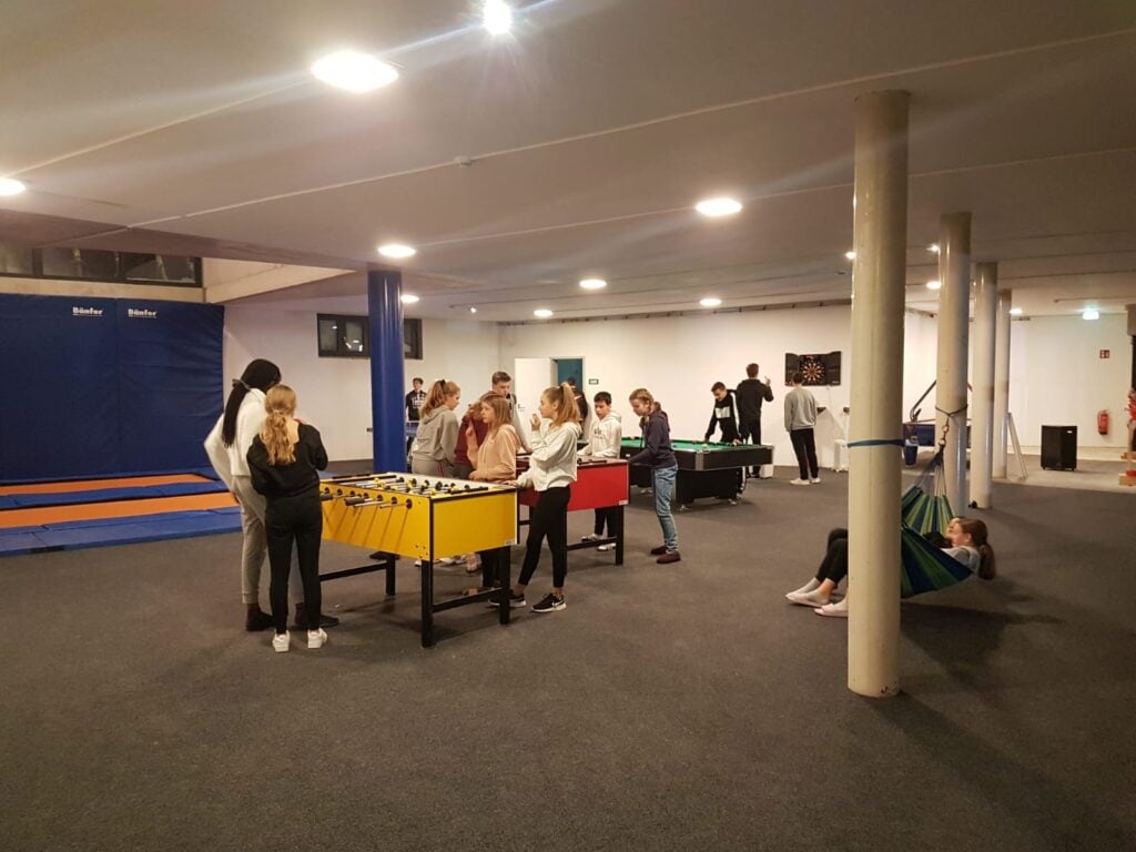 Spielearena inklusive Bodentrampoline